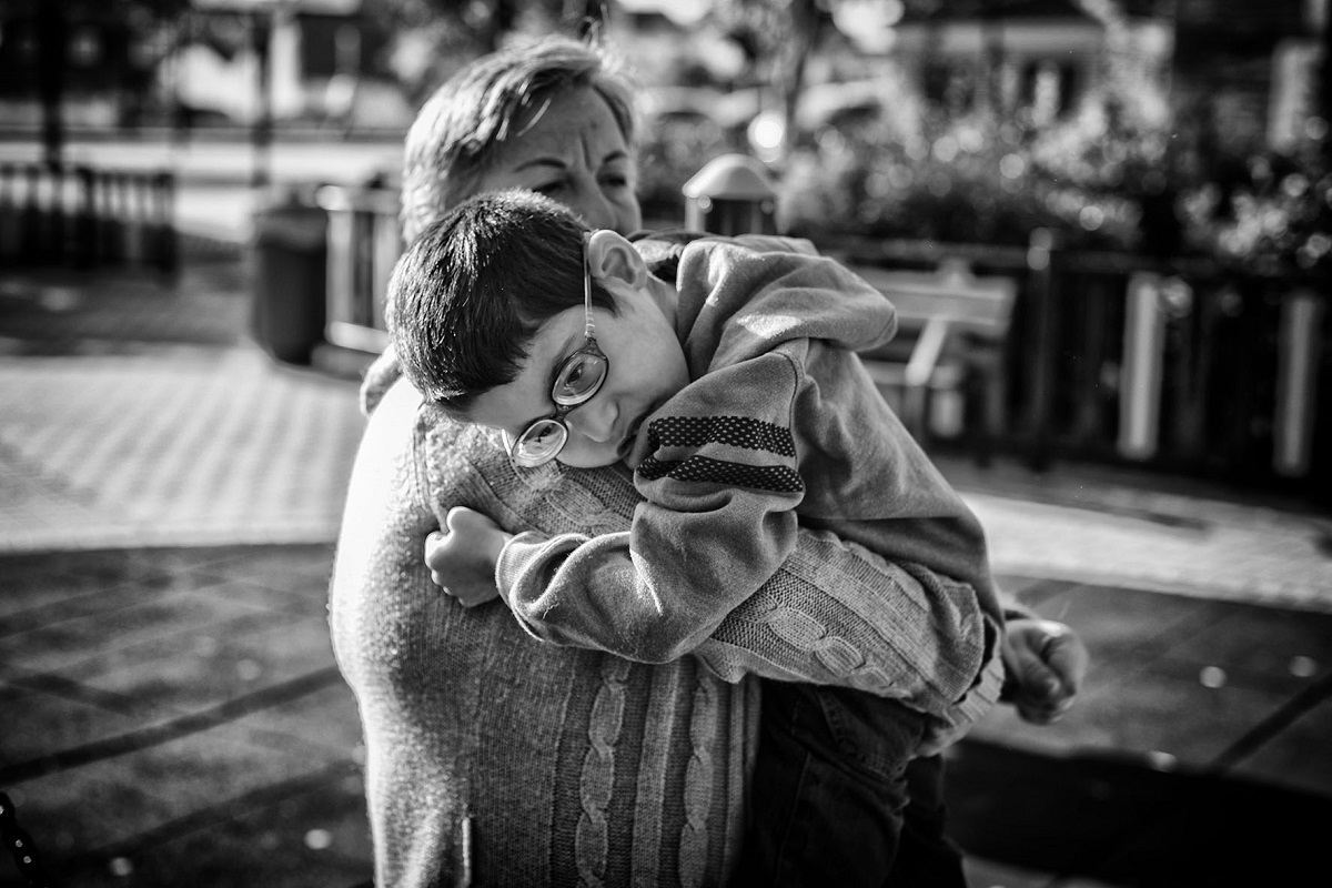 Luchando por la Dignidad Niño con parálisis en brazo de su madre