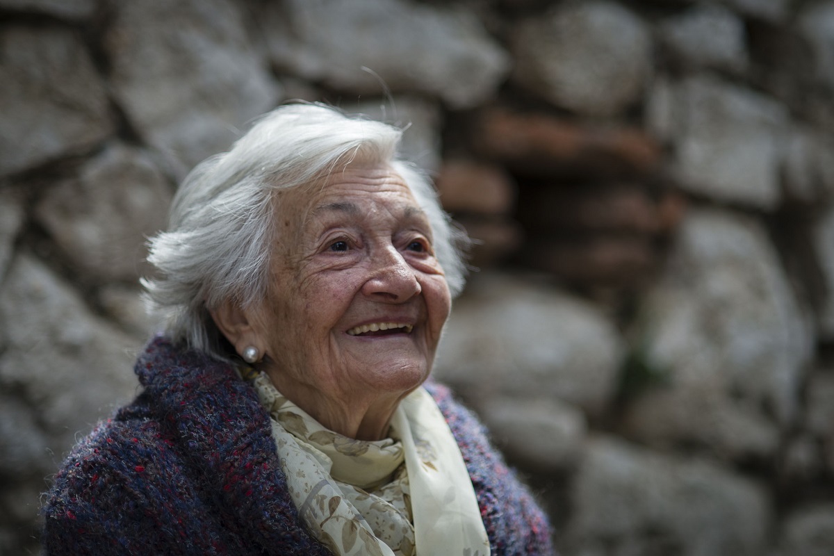 Fotografía de anciana sonriendo